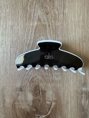 ALO Yoga Black and White Hair Claw Clip
